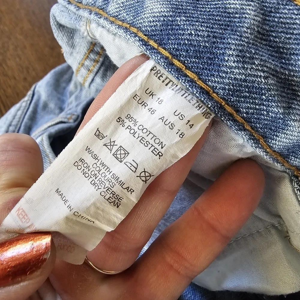 PRETTYLITTLETHING Plus Light Wash Ripped Mom Jeans Size Women's 14